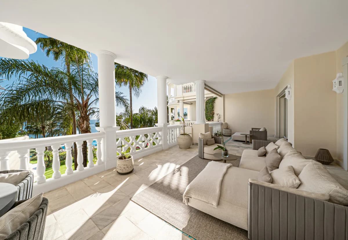 3 Bedroom Middle Floor Apartment for Sale in Estepona, Málaga - Image 3