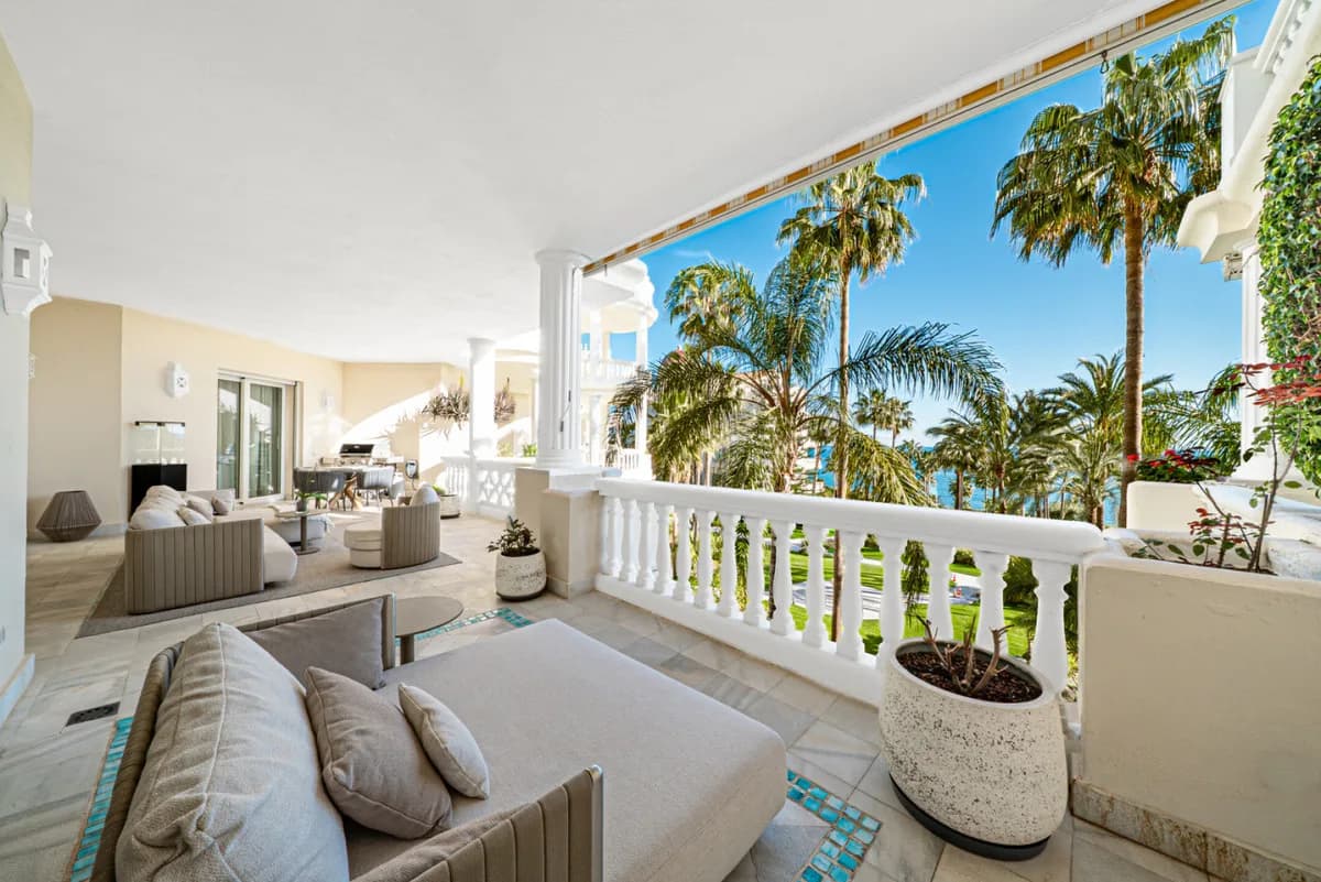 3 Bedroom Middle Floor Apartment for Sale in Estepona, Málaga - Image 4