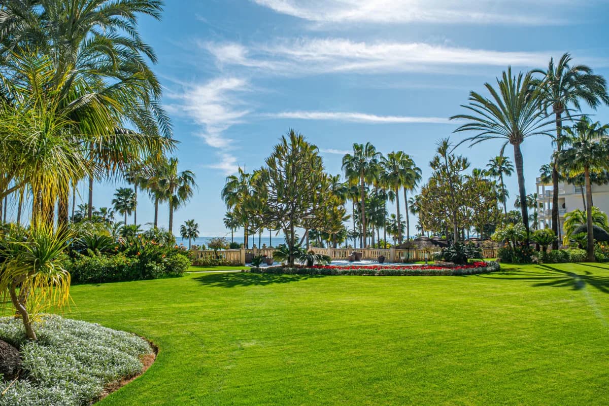 3 Bedroom Middle Floor Apartment for Sale in Estepona, Málaga - Image 5