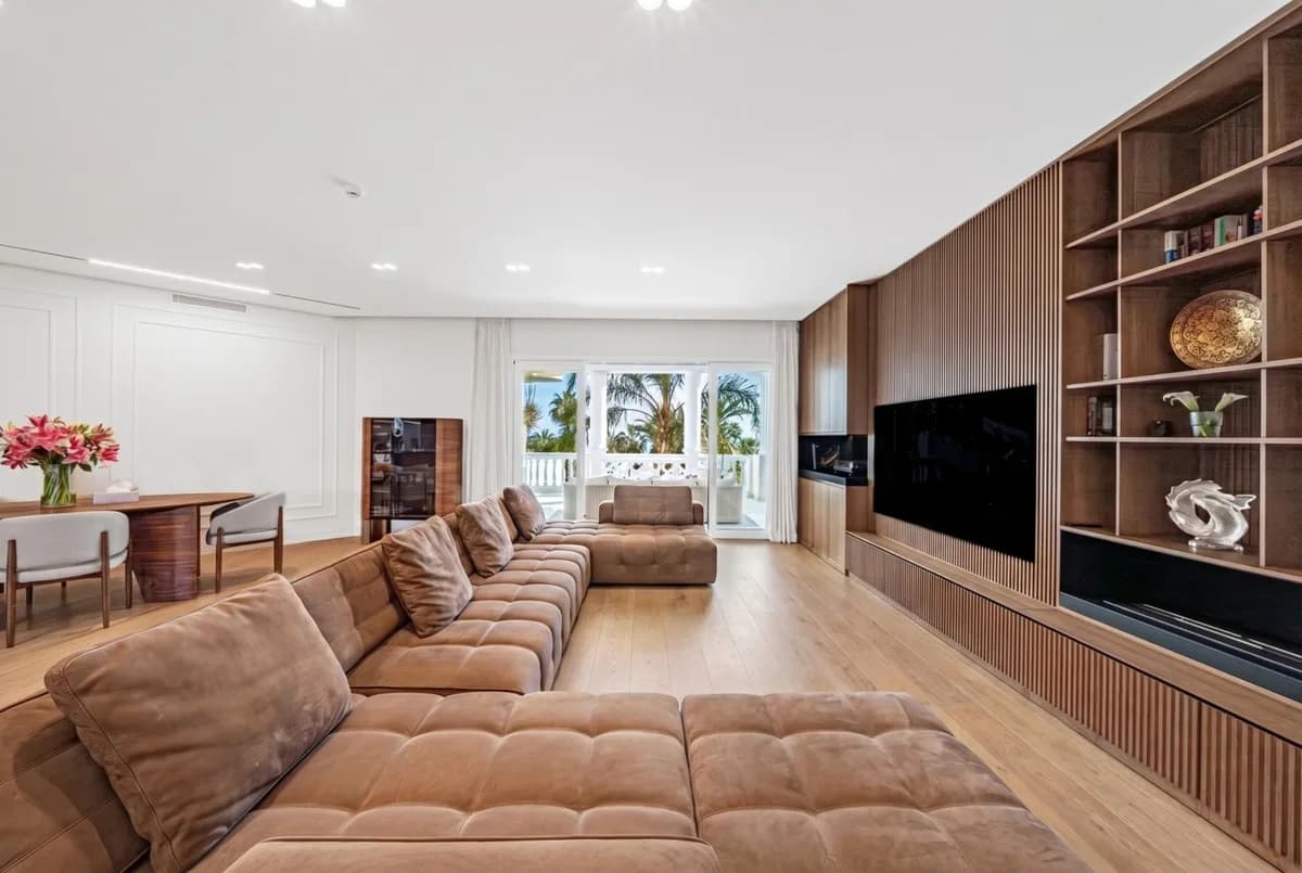3 Bedroom Middle Floor Apartment for Sale in Estepona, Málaga - Image 6