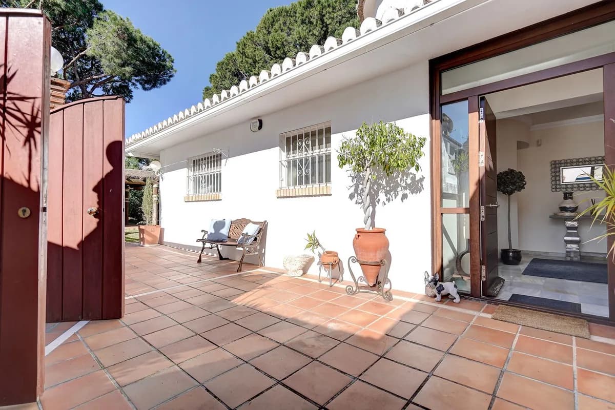 3 Bedroom Detached Villa for Sale in Calahonda, Málaga - Image 2