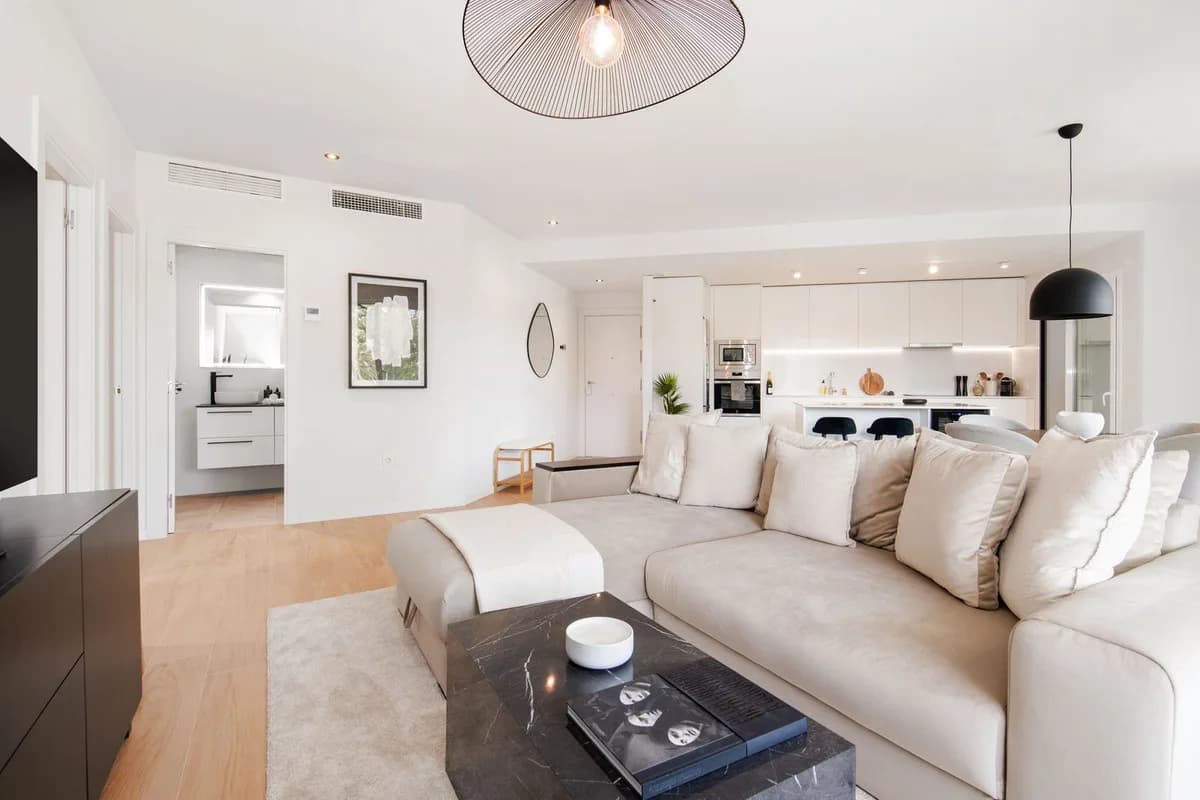 2 Bedroom Middle Floor Apartment for Sale in Nueva Andalucía, Málaga