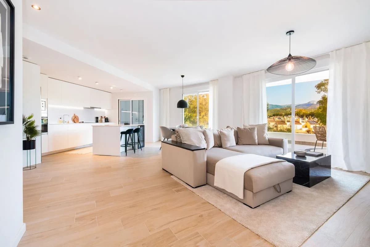 2 Bedroom Middle Floor Apartment for Sale in Nueva Andalucía, Málaga - Image 2