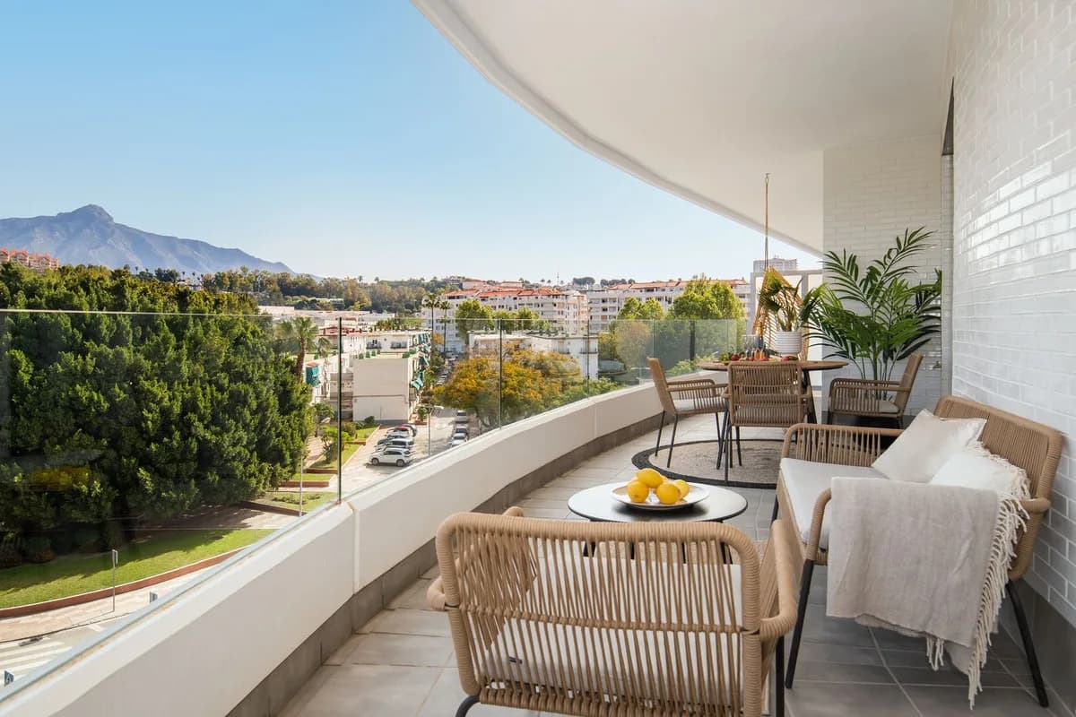 2 Bedroom Middle Floor Apartment for Sale in Nueva Andalucía, Málaga - Image 3