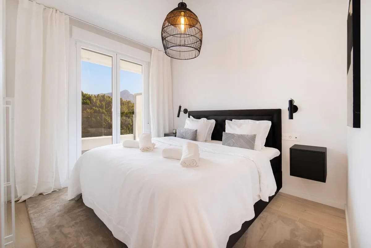 2 Bedroom Middle Floor Apartment for Sale in Nueva Andalucía, Málaga - Image 6