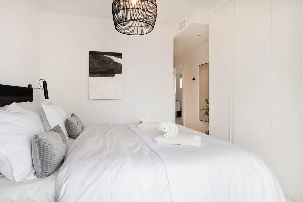 2 Bedroom Middle Floor Apartment for Sale in Nueva Andalucía, Málaga - Image 7