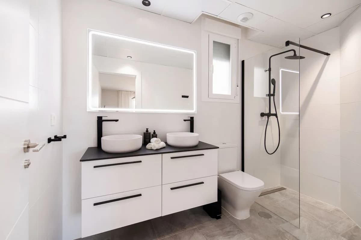 2 Bedroom Middle Floor Apartment for Sale in Nueva Andalucía, Málaga - Image 8