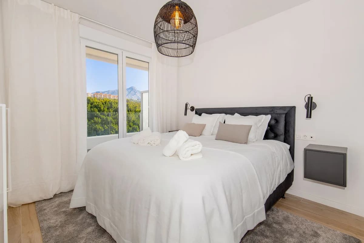 2 Bedroom Middle Floor Apartment for Sale in Nueva Andalucía, Málaga - Image 9