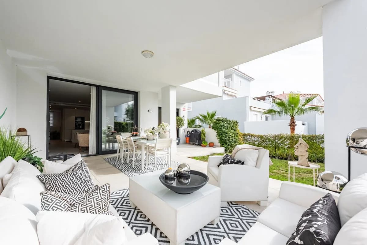 2 Bedroom Ground Floor Apartment for Sale in El Paraiso, Málaga