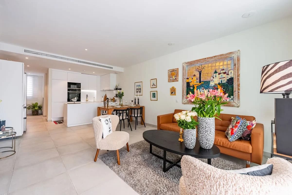 2 Bedroom Ground Floor Apartment for Sale in El Paraiso, Málaga - Image 2