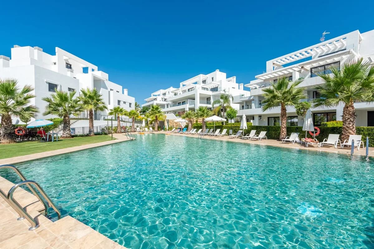 2 Bedroom Ground Floor Apartment for Sale in El Paraiso, Málaga - Image 3