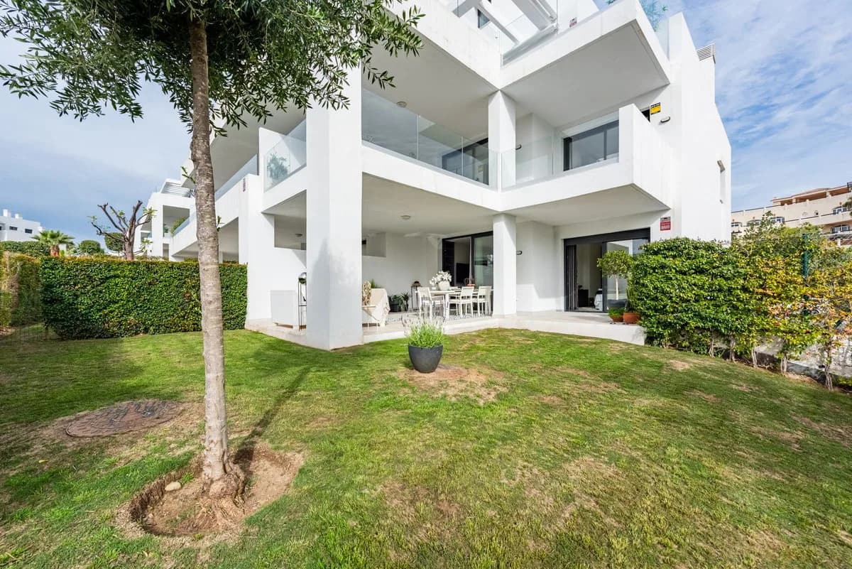 2 Bedroom Ground Floor Apartment for Sale in El Paraiso, Málaga - Image 4