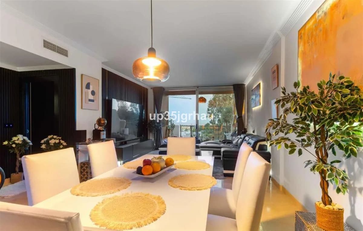 2 Bedroom Middle Floor Apartment for Sale in Estepona, Málaga - Image 9