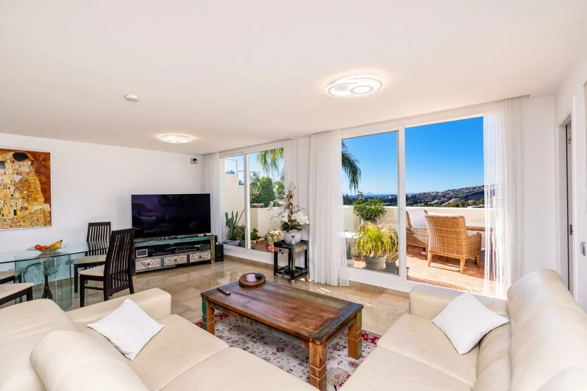 3 Bedroom Middle Floor Apartment for Sale in Benahavís, Málaga - Image 2