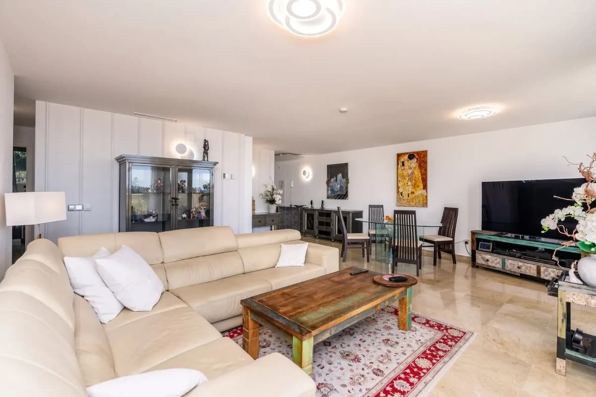 3 Bedroom Middle Floor Apartment for Sale in Benahavís, Málaga - Image 4