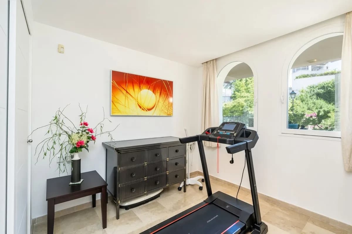 3 Bedroom Middle Floor Apartment for Sale in Benahavís, Málaga - Image 7