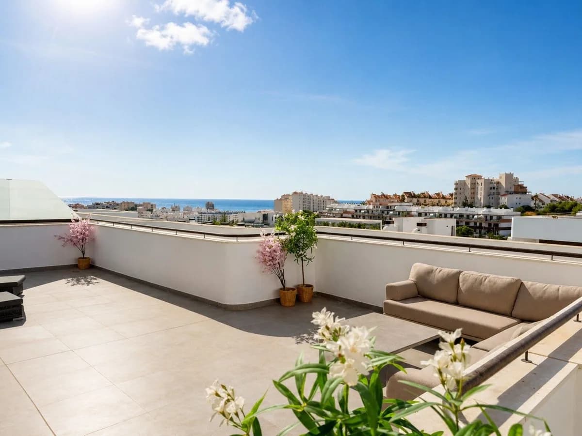 3 Bedroom Middle Floor Apartment for Sale in Estepona, Málaga - Image 2