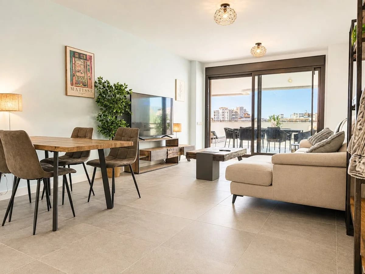 3 Bedroom Middle Floor Apartment for Sale in Estepona, Málaga - Image 4