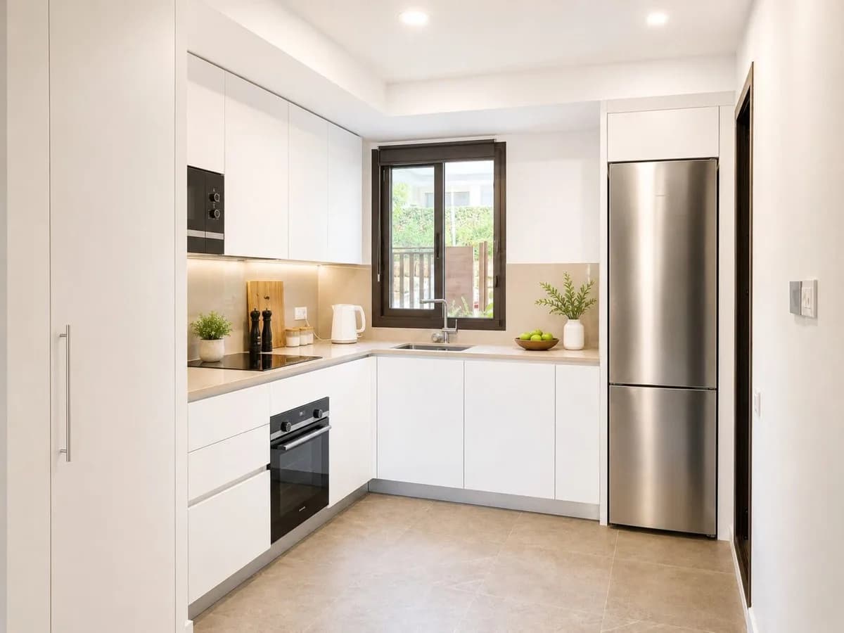 3 Bedroom Middle Floor Apartment for Sale in Estepona, Málaga - Image 6