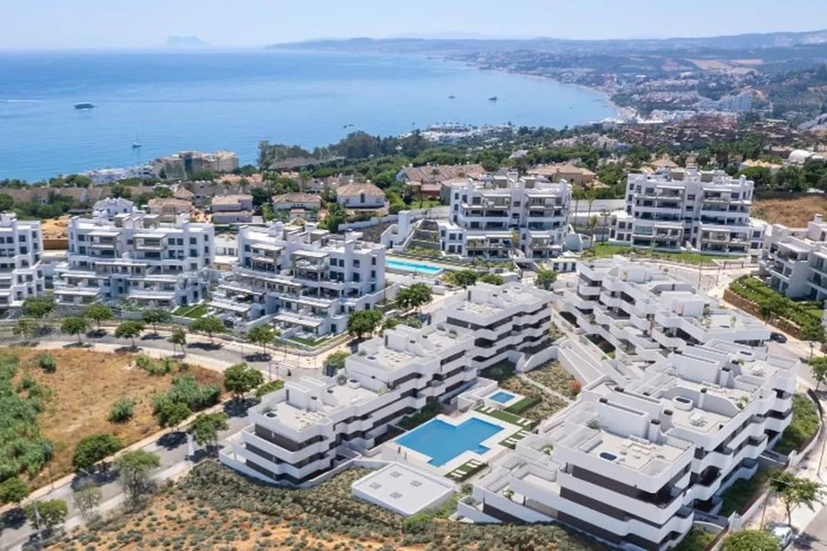 3 Bedroom Middle Floor Apartment for Sale in Estepona, Málaga - Image 8