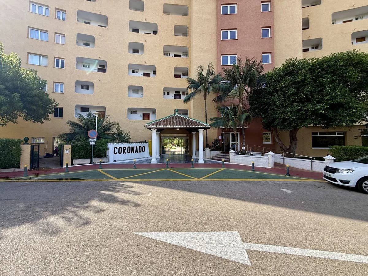 1 Bedroom Middle Floor Apartment for Sale in Marbesa, Málaga