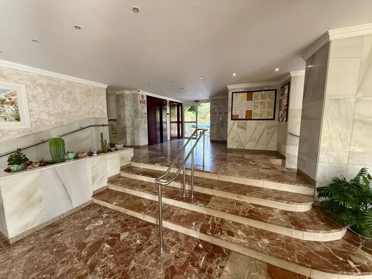 1 Bedroom Middle Floor Apartment for Sale in Marbesa, Málaga - Image 2