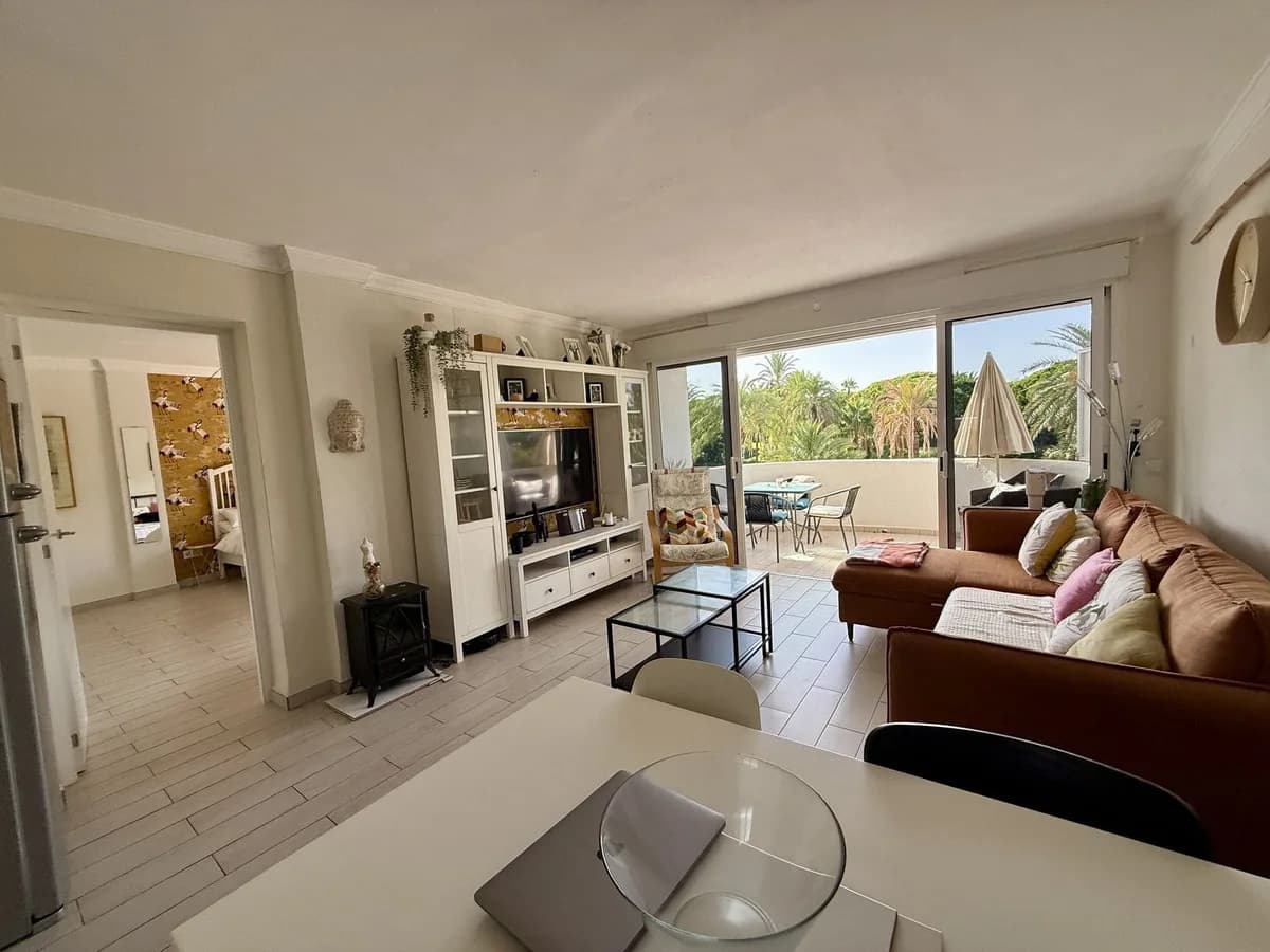 1 Bedroom Middle Floor Apartment for Sale in Marbesa, Málaga - Image 3