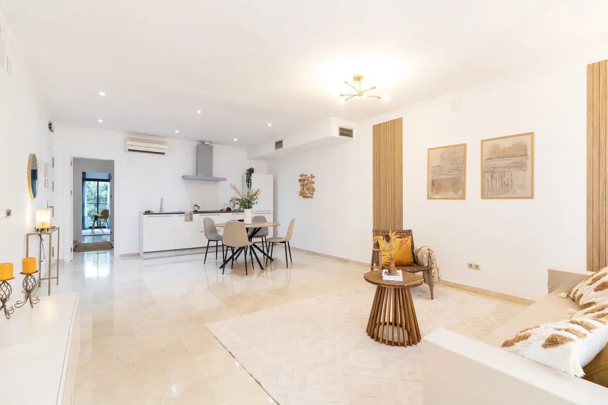 2 Bedroom Ground Floor Apartment for Sale in Puerto Banús, Málaga - Image 2