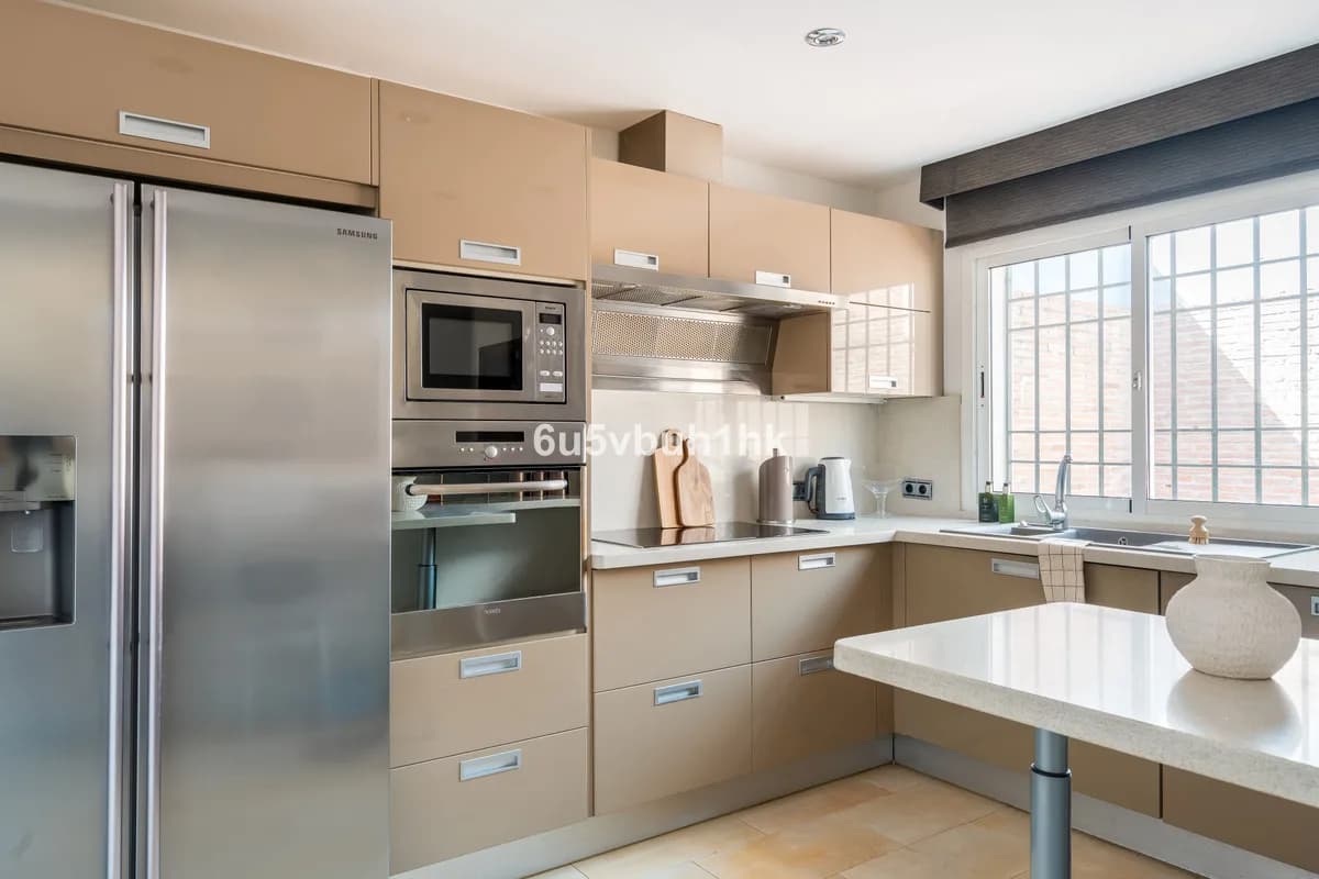 4 Bedroom Townhouse for Sale in Nueva Andalucía, Málaga - Image 9