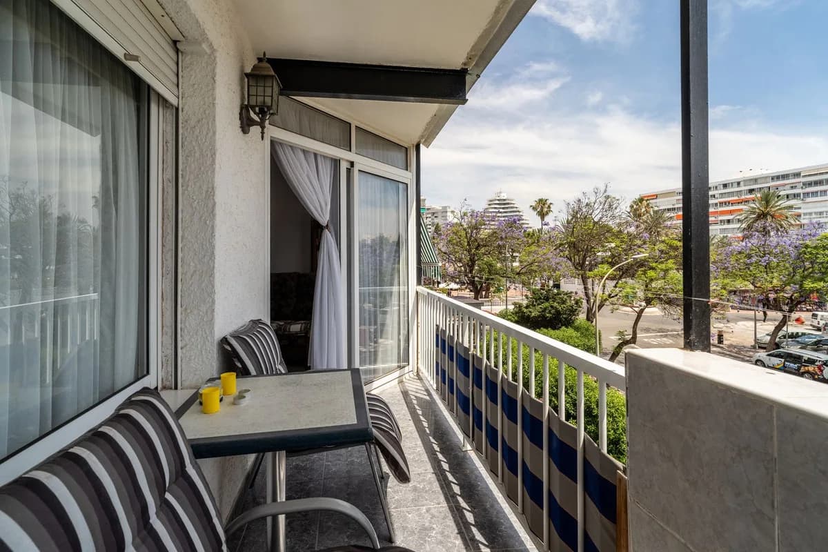 2 Bedroom Middle Floor Apartment for Sale in Benalmadena Costa, Málaga - Image 2