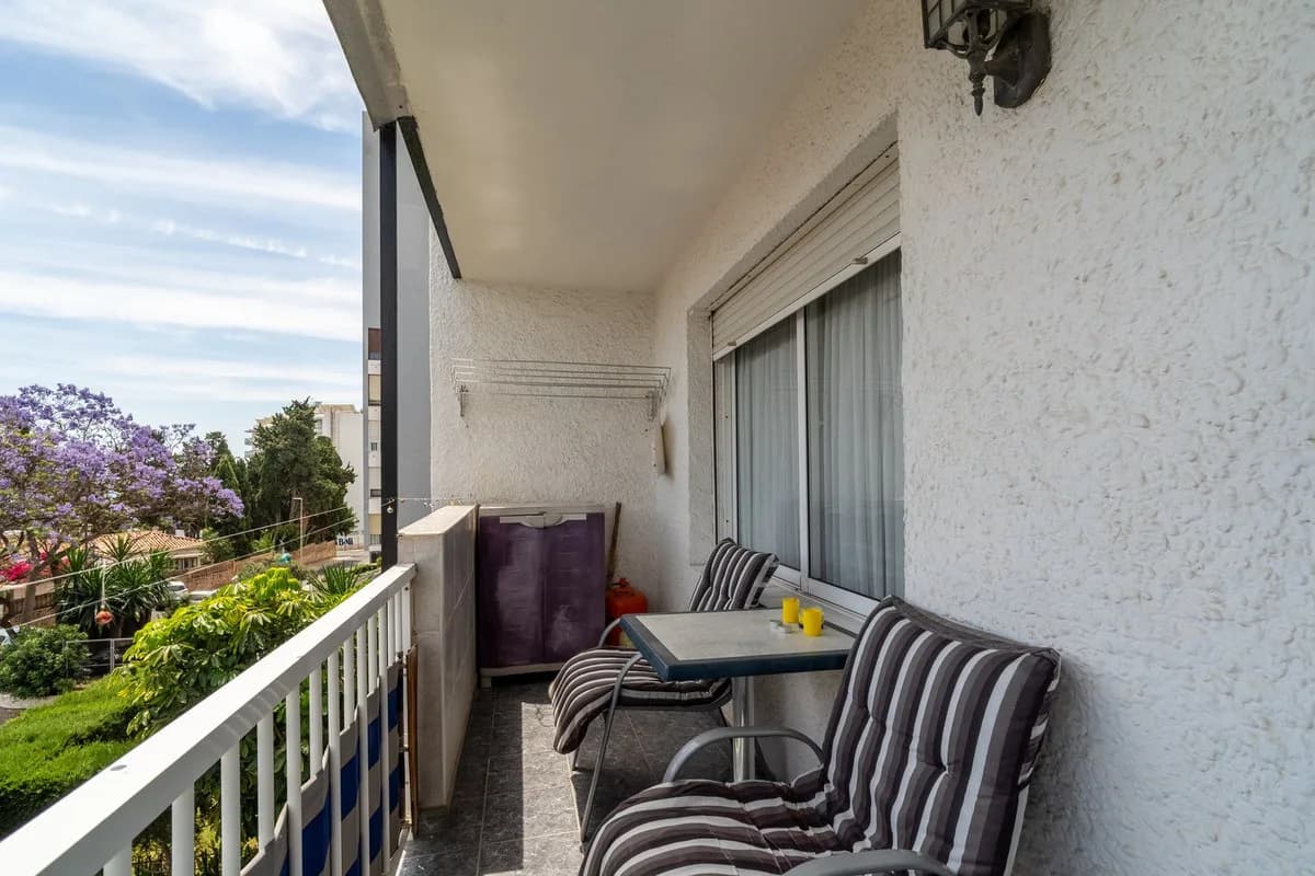 2 Bedroom Middle Floor Apartment for Sale in Benalmadena Costa, Málaga - Image 3