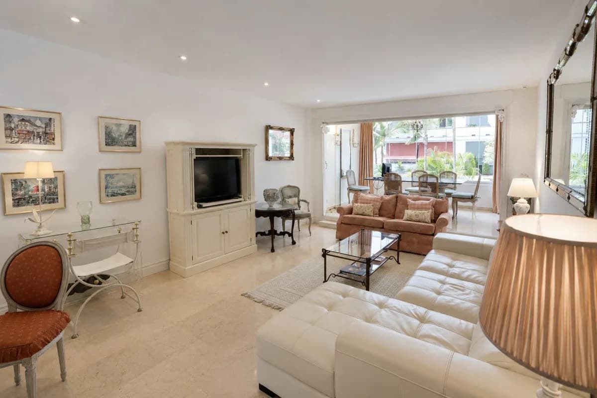 2 Bedroom Middle Floor Apartment for Sale in Marbella, Málaga - Image 4