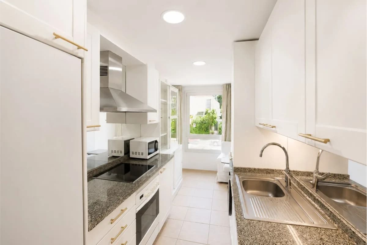 2 Bedroom Middle Floor Apartment for Sale in Marbella, Málaga - Image 5