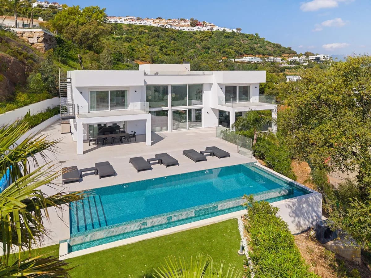 4 Bedroom Detached Villa for Sale in La Mairena, Málaga - Image 3