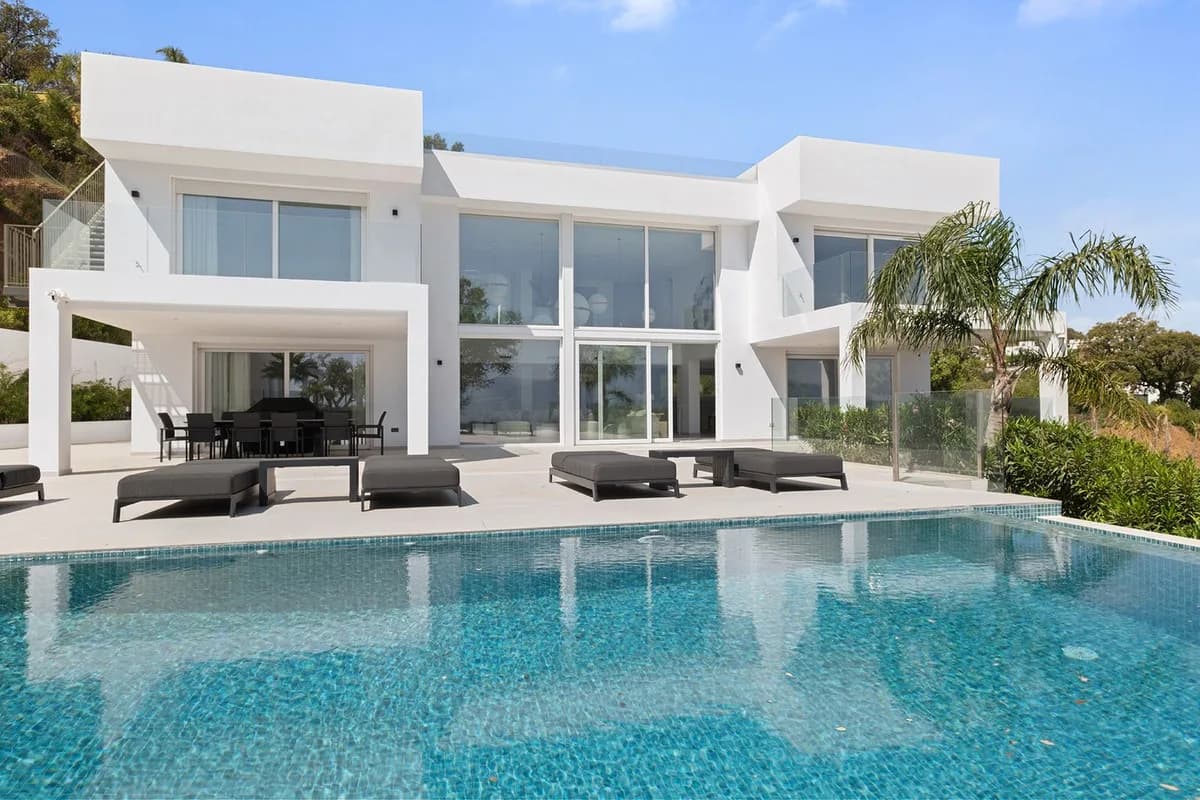 4 Bedroom Detached Villa for Sale in La Mairena, Málaga - Image 4