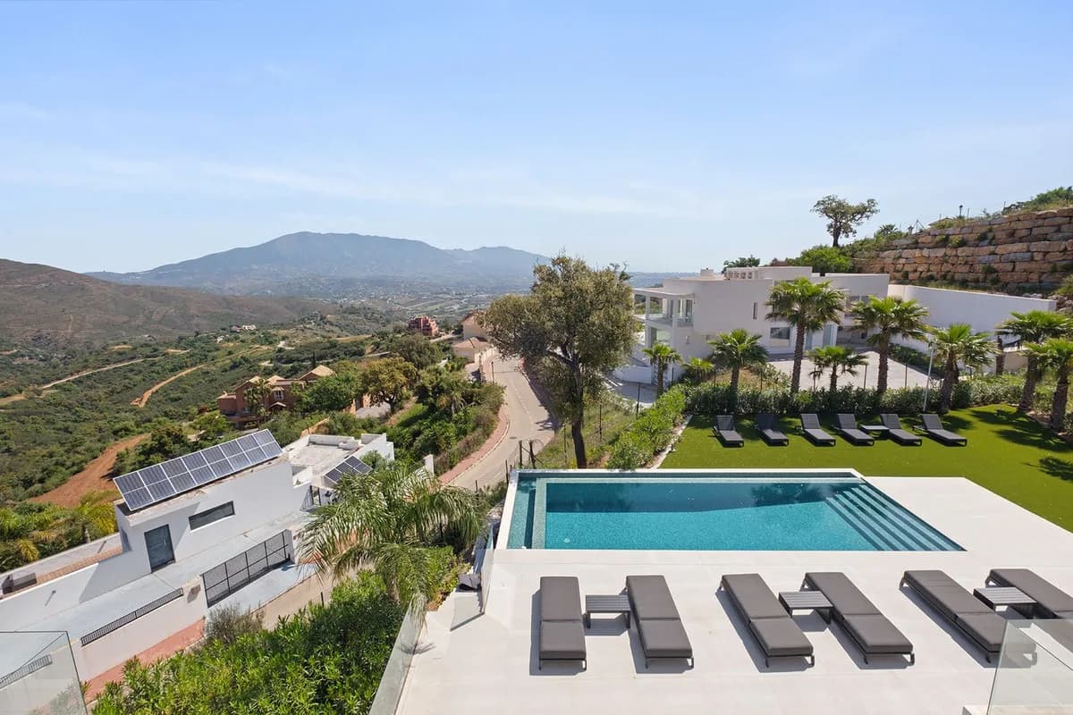 4 Bedroom Detached Villa for Sale in La Mairena, Málaga - Image 6