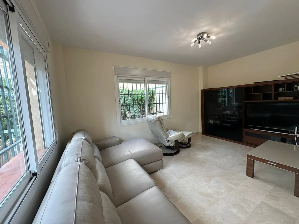 3 Bedroom Semi-Detached House for Sale in Miraflores, Málaga - Image 7