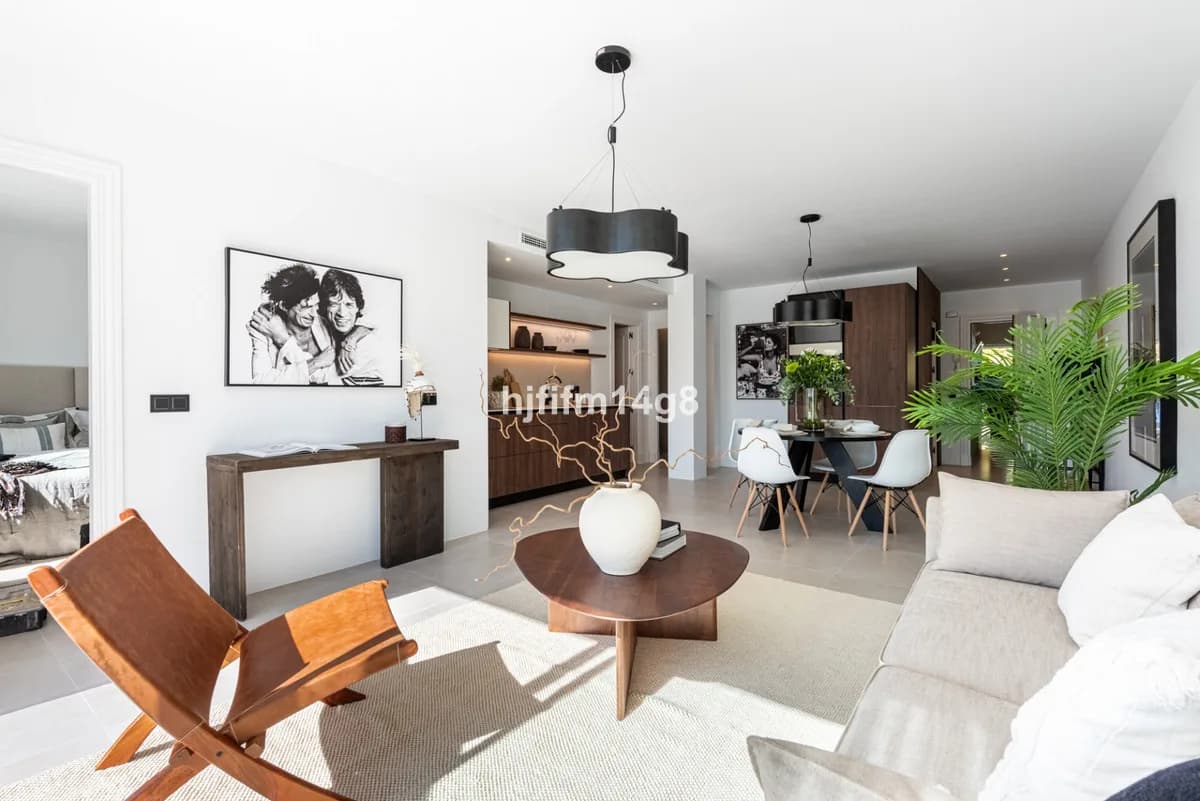 3 Bedroom Middle Floor Apartment for Sale in La Quinta, Málaga - Image 6