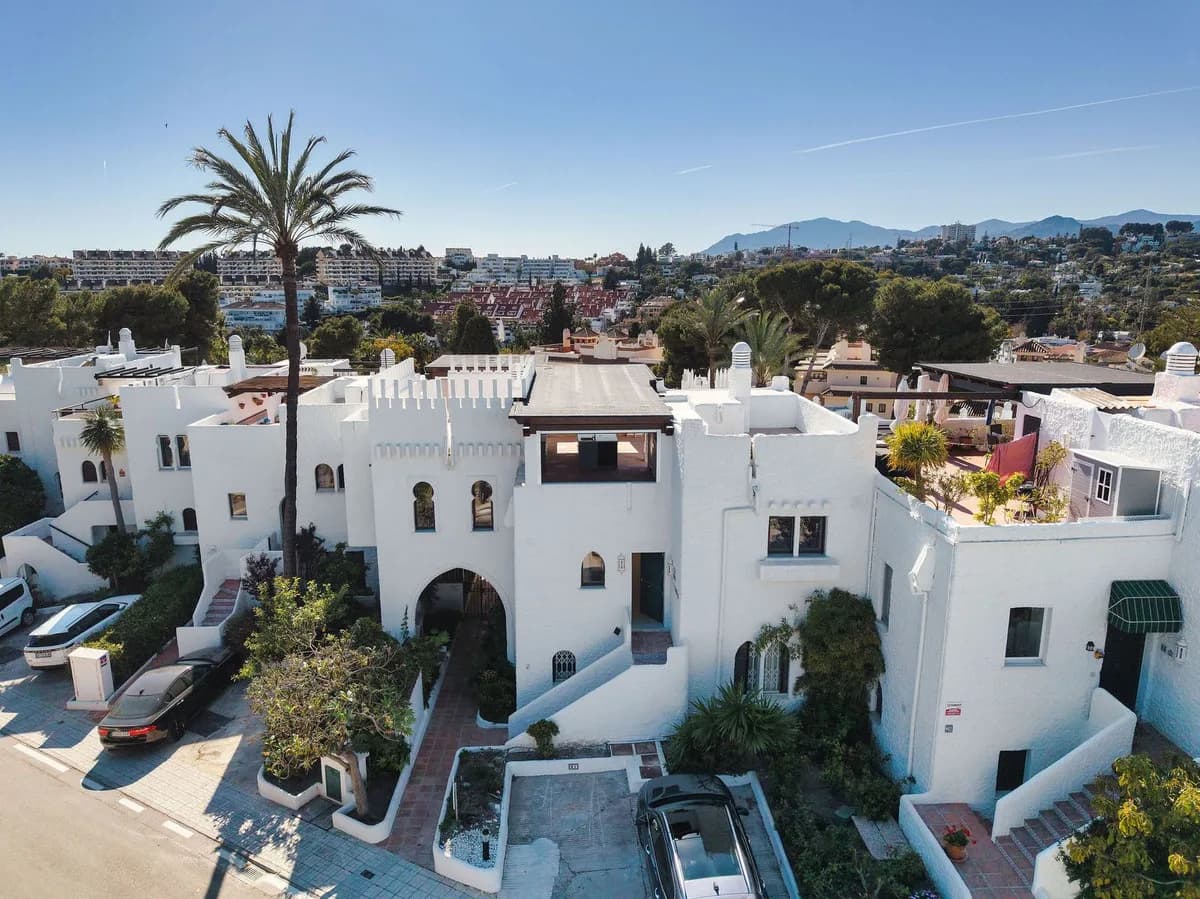 3 Bedroom Penthouse for Sale in Nueva Andalucía, Málaga