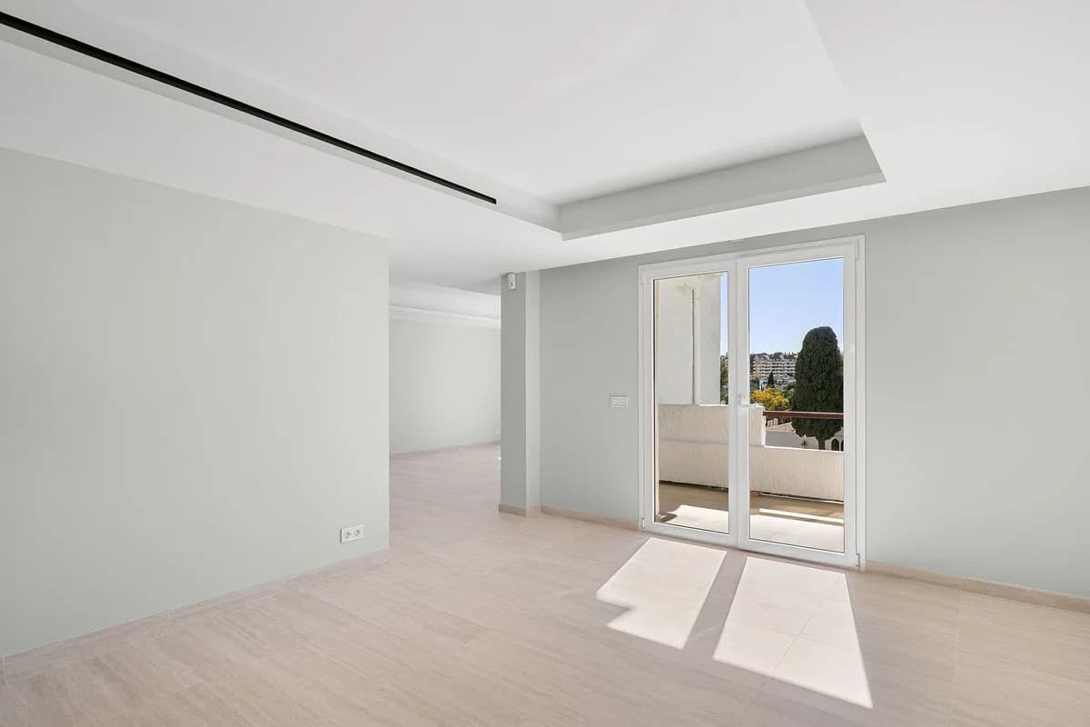 3 Bedroom Penthouse for Sale in Nueva Andalucía, Málaga - Image 5