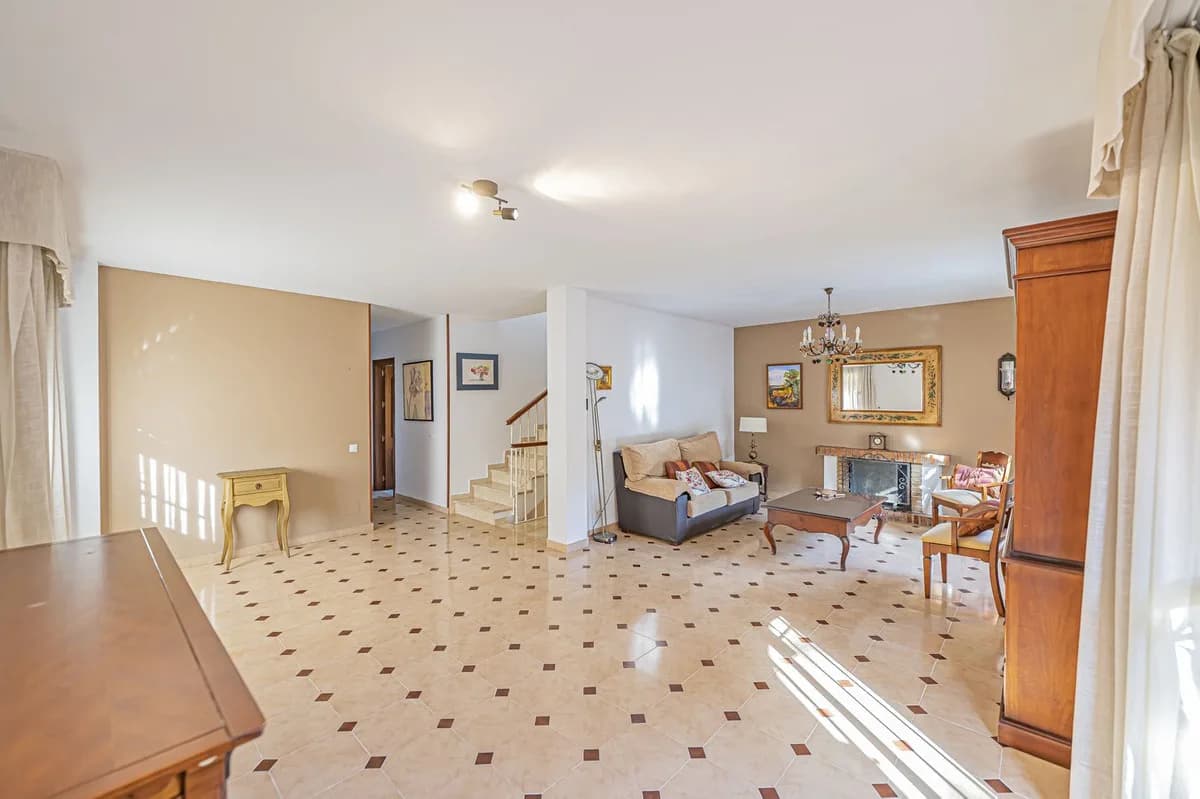5 Bedroom Detached Villa for Sale in Marbella, Málaga - Image 2