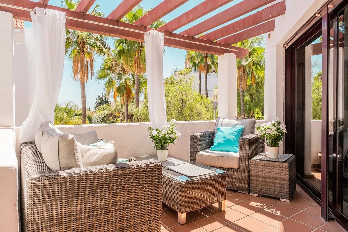 1 Bedroom Middle Floor Apartment for Sale in Nueva Andalucía, Málaga