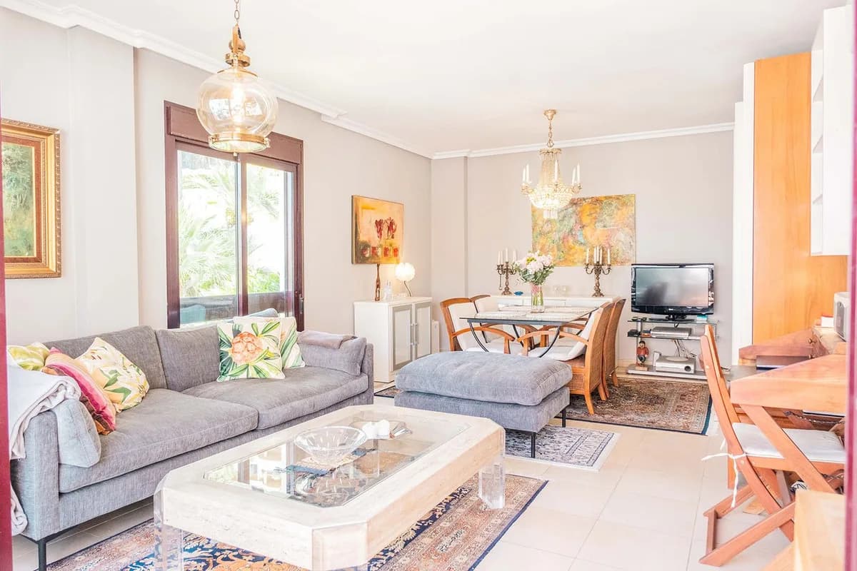 1 Bedroom Middle Floor Apartment for Sale in Nueva Andalucía, Málaga - Image 2