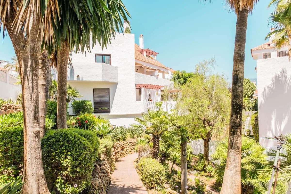1 Bedroom Middle Floor Apartment for Sale in Nueva Andalucía, Málaga - Image 6
