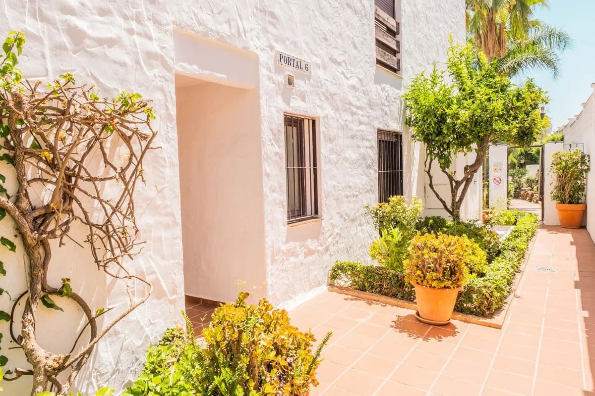 1 Bedroom Middle Floor Apartment for Sale in Nueva Andalucía, Málaga - Image 7