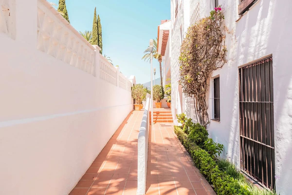 1 Bedroom Middle Floor Apartment for Sale in Nueva Andalucía, Málaga - Image 8