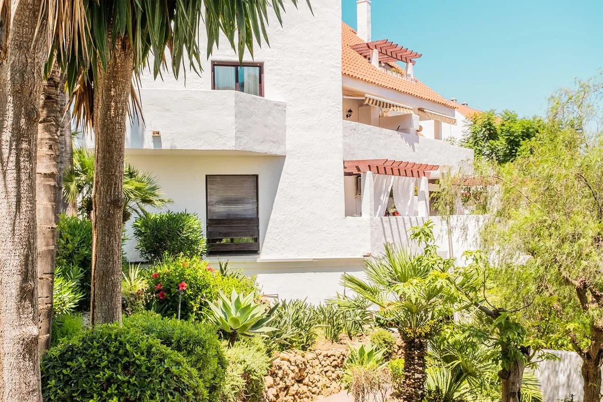 1 Bedroom Middle Floor Apartment for Sale in Nueva Andalucía, Málaga - Image 9
