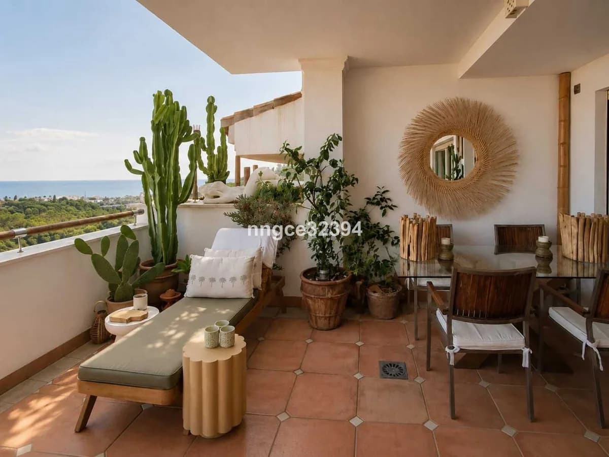 2 Bedroom Middle Floor Apartment for Sale in Sierra Blanca, Málaga - Image 5