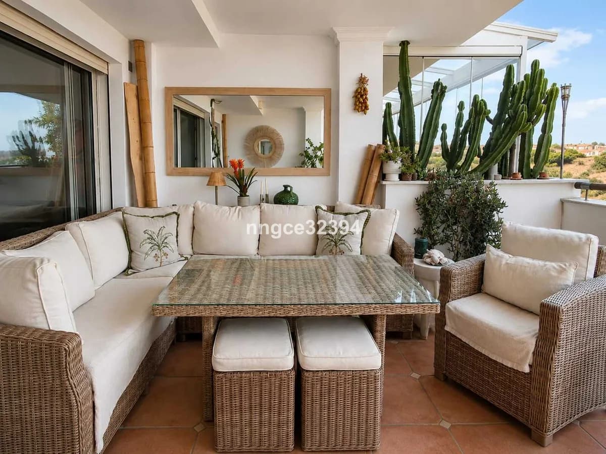2 Bedroom Middle Floor Apartment for Sale in Sierra Blanca, Málaga - Image 7