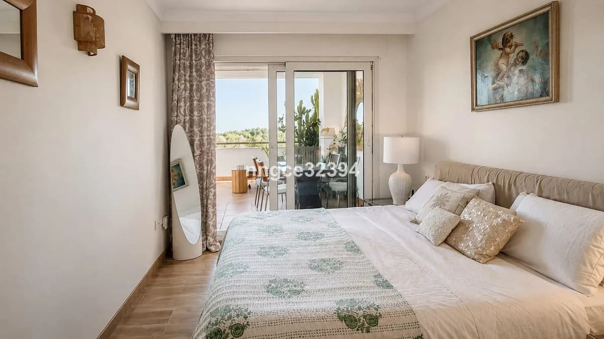 2 Bedroom Middle Floor Apartment for Sale in Sierra Blanca, Málaga - Image 8